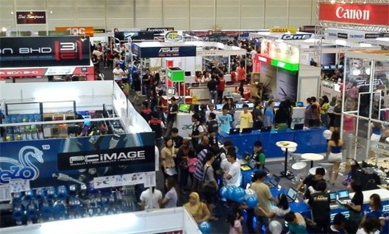 Suppliers and visitors at Cosmobeaute Asia 2019